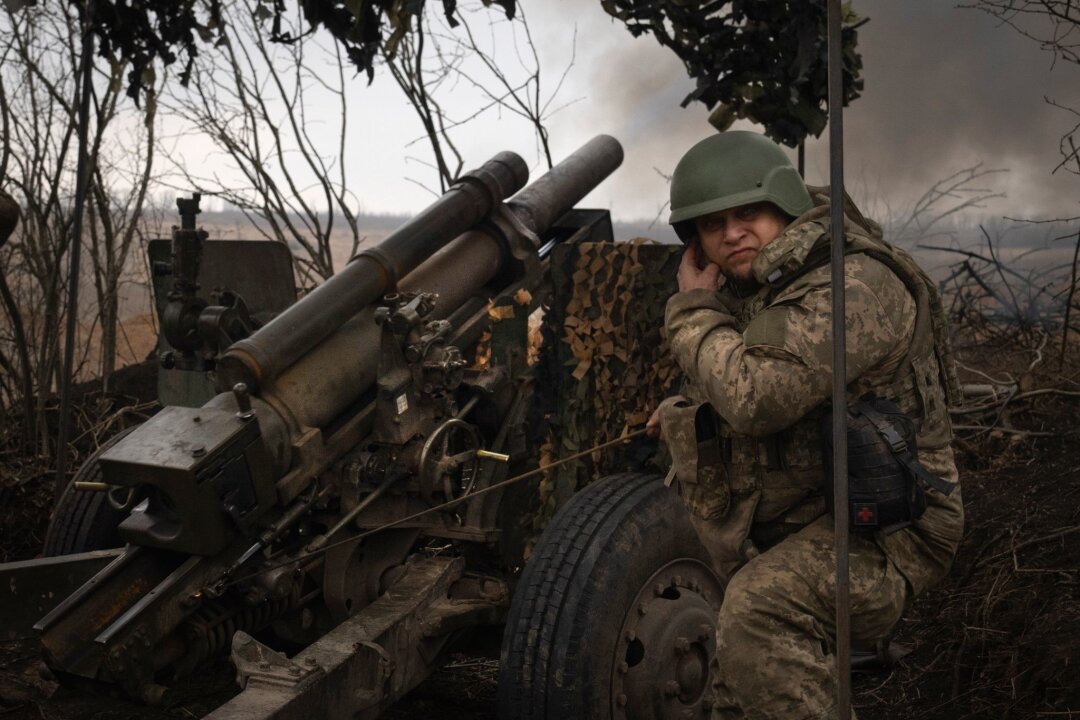 Krieg gegen die Ukraine: So ist die Lage - Ukrainische Soldaten der 71. Jägerbrigade feuern eine Haubitze M101 auf russische Stellungen an der Frontlinie bei Awdijiwka ab.