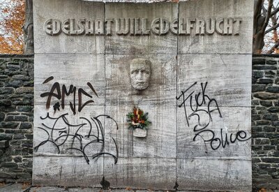 Kriegs-Mahnmal in Chemnitz beschmiert worden - Polizeifeindliche Schriftzüge auf Kriegs-Mahnmal. Foto: Harry Härtel
