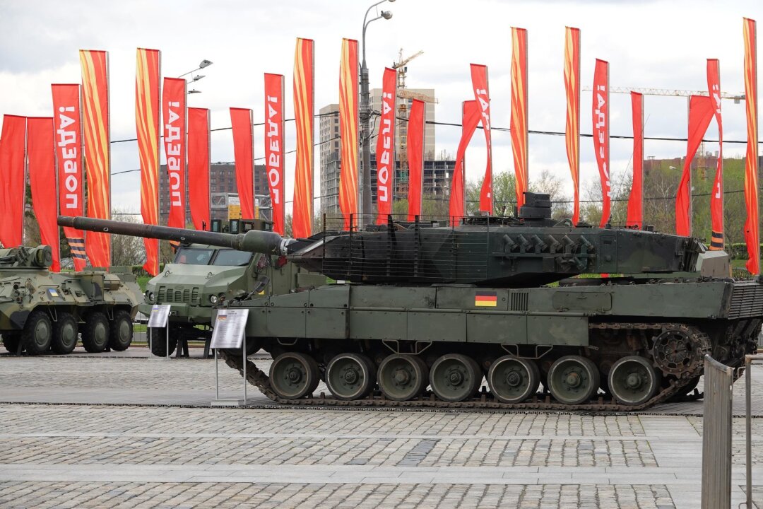 Kriegstrophäen in Moskau: Leopard und Marder bei Ausstellung - Ein nach russischen Angaben in der Ukraine erbeuteter deutscher Leopard-2-Kampfpanzer wird bei der Kriegstrophäen-Schau in Moskau gezeigt.