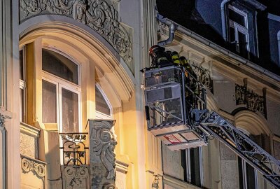 Kriminalpolizei ermittelt: Wohnungsbrand im Vogtlandkreis - Feuerwehrleute untersuchen Brandort mit Drehleiter bei Wohnhausbrand auf der Dürerstrasse in Plauen Foto Igor Pastierovic