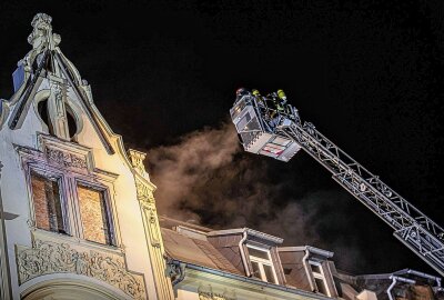 Kriminalpolizei ermittelt: Wohnungsbrand im Vogtlandkreis - Feuerwehrleute untersuchen Brandort mit Drehleiter bei Wohnhausbrand auf der Dürerstrasse in Plauen, Foto Igor Pastierovic