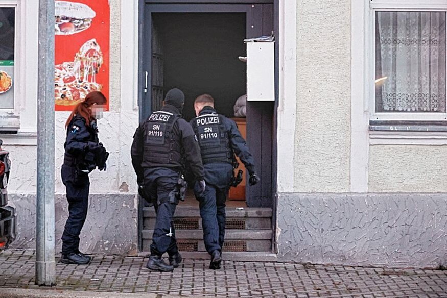 Polizei-Durchsuchungen auf der Clausstraße. Foto: Harry Härtel