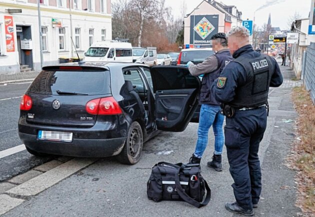 Polizei-Durchsuchungen auf der Clausstraße. Foto: Harry Härtel