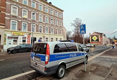 Kripo durchsucht Wohnung in Chemnitzer Clausstraße - Polizei-Durchsuchungen auf der Clausstraße. Foto: Harry Härtel