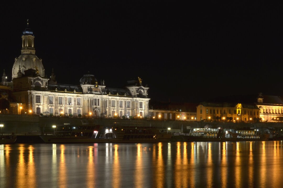 Kripo ermittelt: Junge Frau in Dresden vergewaltigt - Dresden bei Nacht.