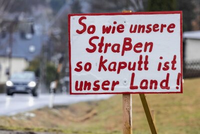 Ein kritisches Plakat überrascht die Autofahrer in Sehmatal-Neudorf. Foto: Bernd März