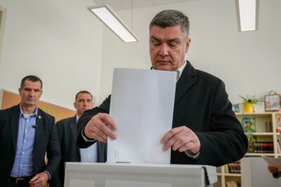 Kroatien vor schwieriger Regierungsbildung - Kroatiens Präsident Zoran Milanovic gibt seine Stimme in einem Wahllokal in Zagreb ab. Er ist ein erbitterter politischer Gegner von Premier Plenkovic.