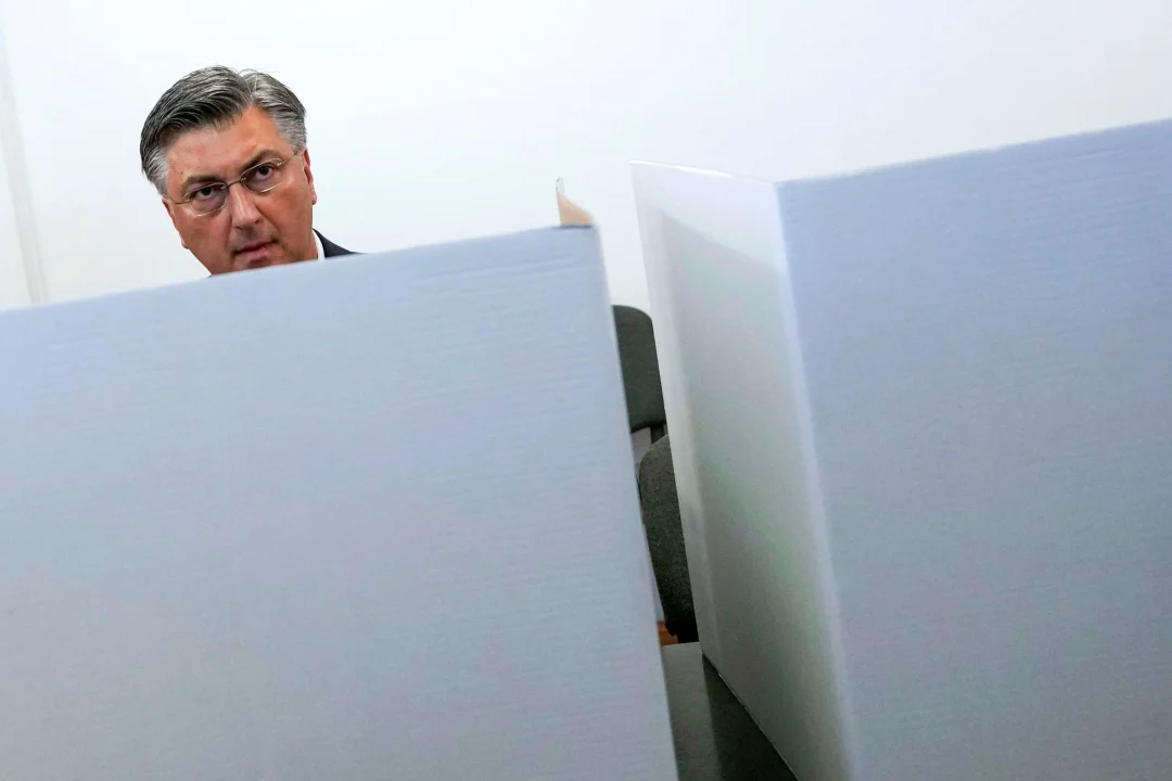 Kroatien wählt neues Parlament - Der amtierende kroatische Ministerpräsident Andrej Plenkovic während seiner Stimmabgab in einem Wahllokal in Zagreb.