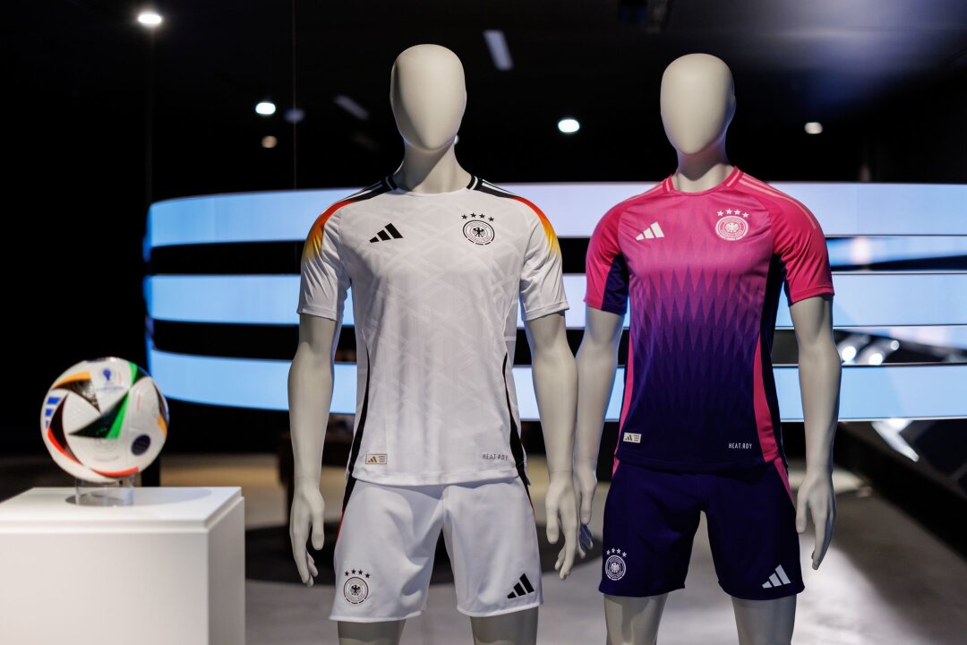 Kroos ein Fan von weißen Trikots: "Gefällt mir hervorragend" - Die offiziellen Trikots der deutschen Nationalmannschaft für die kommende Fußball-EM.