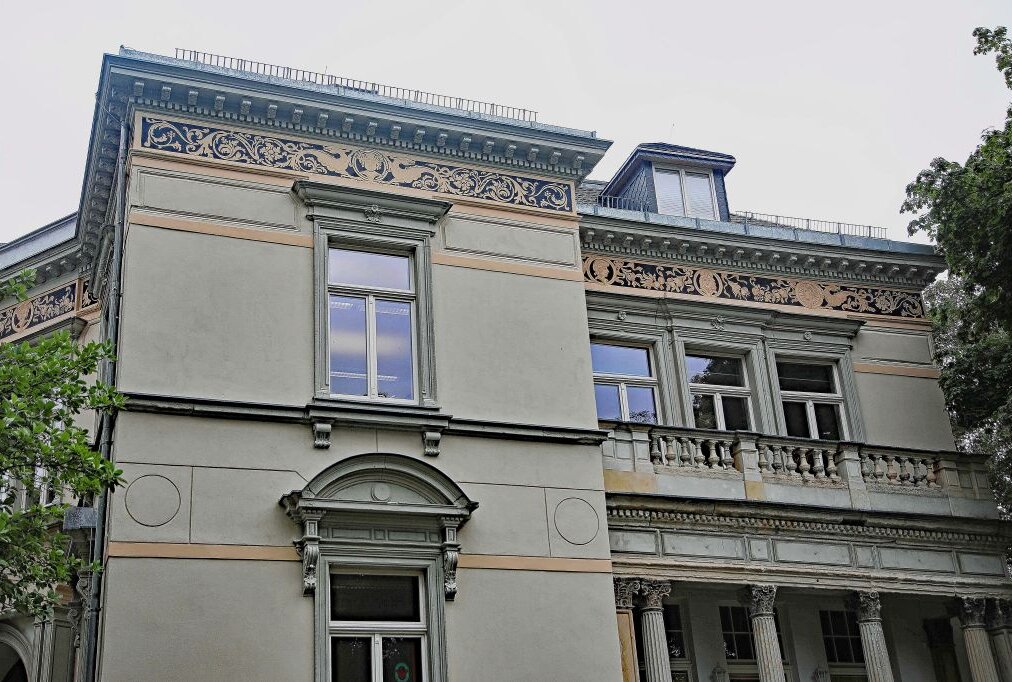An drei Fassaden der Krügelstein-Villa ist das historische Sgraffito-Fries wieder hergestellt. Foto: Th. Michel
