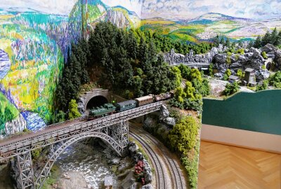 Krumhermersdorfer Miniaturversion des Erzgebirges begeistert großes Publikum - Über einen reißen Fluss führt eine beeindruckende Brücke. Foto: Andreas Bauer