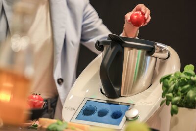 Küchenmaschine mit Kochfunktion: keine Größe beim Schnippeln - Stiftung Warentest hat sieben Küchenmaschinen, die auch ganze Gerichte zubereiten können, ausprobiert - darunter auch den Klassiker Thermomix.