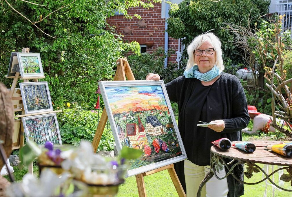 Sabine Malkhoff stellte am Pfingstwochenende ihre Bilder der naiven Malerei in ihrem sehr gut besuchten Garten vor. Foto: Ralph Köhler