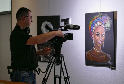 Künstlerin vermittelt in Zschopau die "Faszination: Frau" - Jedes Bild bietet ein faszinierendes Motiv. Foto: Andreas Bauer