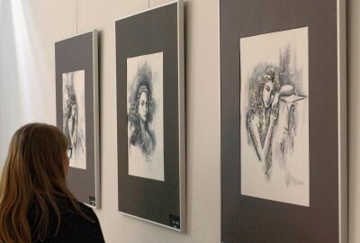 Künstlerin vermittelt in Zschopau die "Faszination: Frau" - Viele Gäste verbrachten viel Zeit vor den Gemälden. Foto: Andreas Bauer