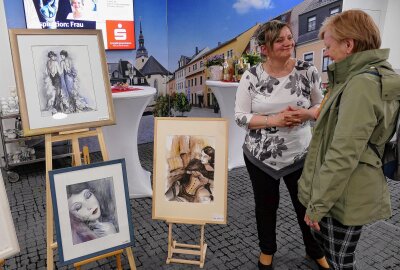 Künstlerin vermittelt in Zschopau die "Faszination: Frau" - Bereits im Foyer der Sparkassenfiliale sind mehrere Werke zu sehen. Foto: Andreas Bauer