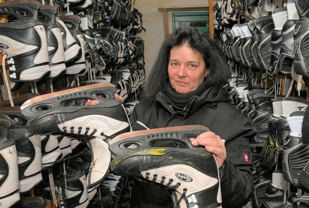 Birgit Einsiedel, Mitarbeiterin im Eisstadion, kümmert sich unter anderem auch um den Schlittschuh-Verleih. Foto: Ralf Wendland