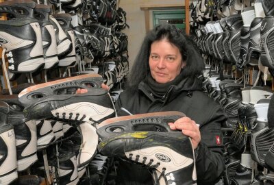 Kufenfans können ihre Runden drehen - Birgit Einsiedel, Mitarbeiterin im Eisstadion, kümmert sich unter anderem auch um den Schlittschuh-Verleih. Foto: Ralf Wendland