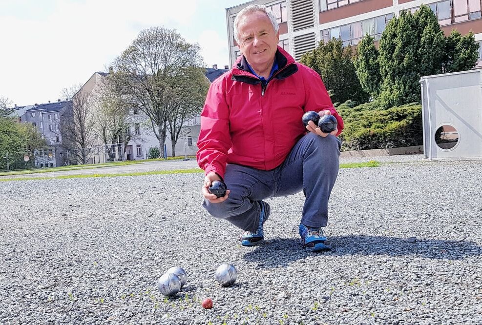 Kugelschnuppertag für Senioren in Plauen - Dieter Kaufmann hat das Boule-Spiel mit nach Plauen gebracht.Foto: Karsten Repert