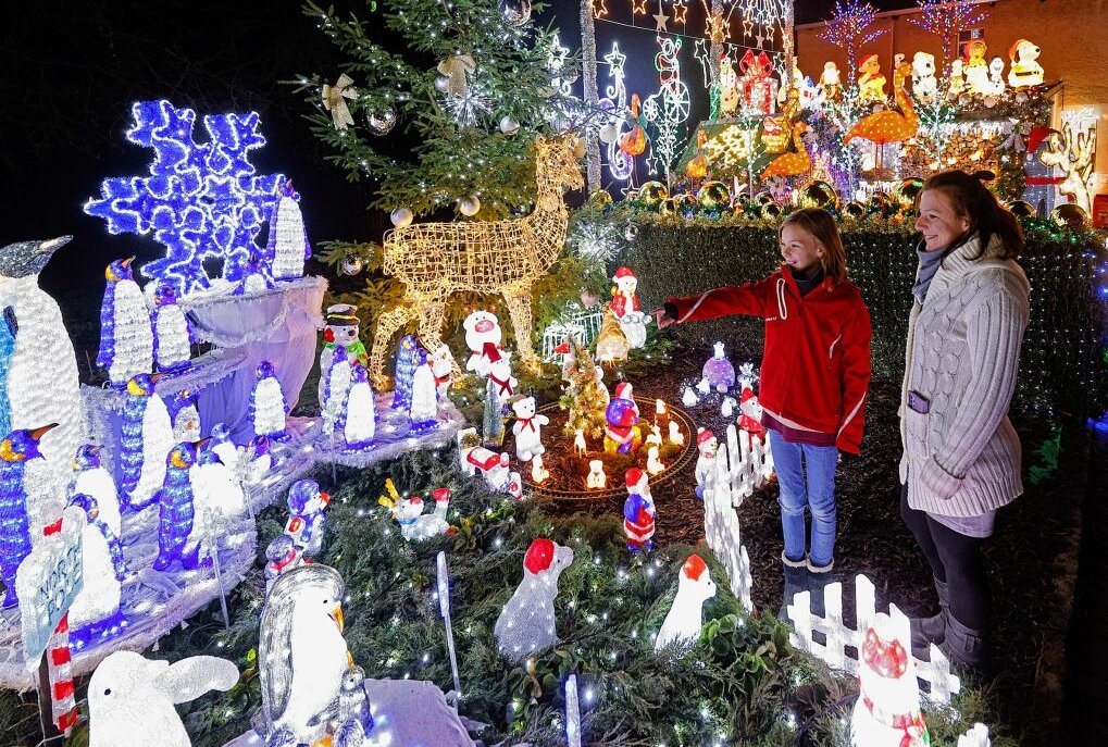 Kuhschnappel: Heitere Hingucker und tausende Lichter - Die bunte Weihnachtswelt bietet viele Hingucker. Foto: Markus Pfeifer