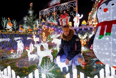 Kuhschnappel: Heitere Hingucker und tausende Lichter - Piet Ahnert ist der Schöpfer der Kuhnschnappler Weihnachtsinsel. Foto: Markus Pfeifer
