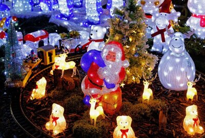 Kuhschnappel: Heitere Hingucker und tausende Lichter - Der Weihnachtsmann darf auch nicht fehlen. Foto: Markus Pfeifer