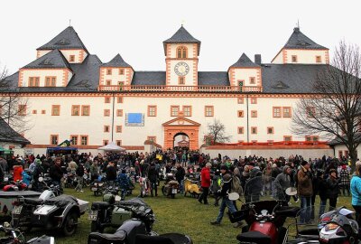 Kulttreffen der Biker auf Schloss Augustusburg für 2022 abgesagt - In den vergangenen Jahren lockte das Treffen hunderte Biker und tausende Besucher nach Schloss Augustusburg. Nun wurde es erneut verschoben. Foto: Maik Bohn