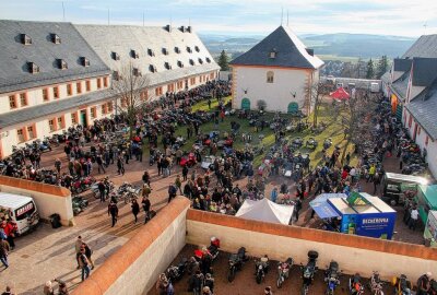Kulttreffen der Biker auf Schloss Augustusburg für 2022 abgesagt - In den vergangenen Jahren lockte das Treffen hunderte Biker und tausende Besucher nach Schloss Augustusburg. Nun wurde es erneut verschoben. Foto: Maik Bohn