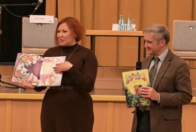 Kultur braucht einen höheren Stellenwert - Die Kinderbuchautorin Alina Goncharenko (li.) mit Moderator Frank Richter. Foto: Ralf Wendland