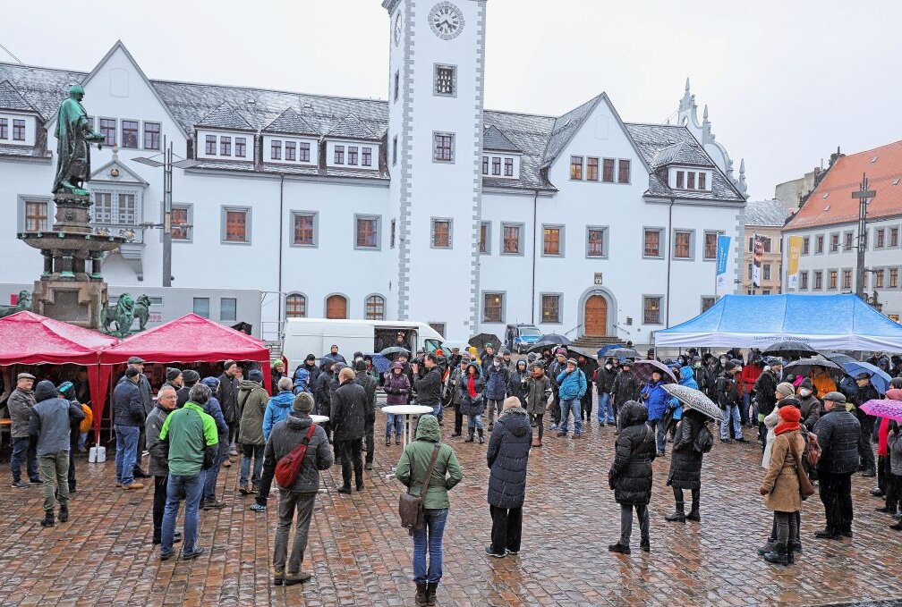 Kultur und Gespräche auf dem Freiberger Obermarkt - Rund 400 Menschen kamen trotz schlechten Wetters auf den Obermarkt, um im Gespräch zum Miteinander zu finden. Foto: Wieland Josch
