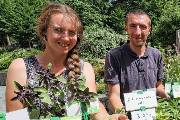 Katja und Rüdiger Sagan bieten Naturprodukte aus ihrer Kräutermanufaktur an. Foto: Thomas Voigt