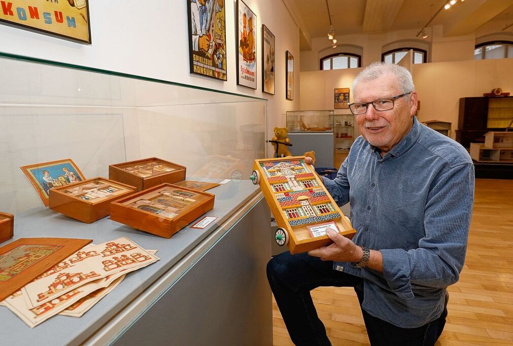 Jürgen Reuter zeigt im Museum Holzspielzeug. Foto: Markus Pfeifer