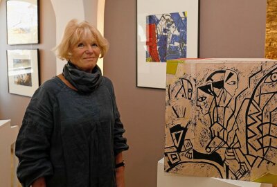 Kulturfreunde: Kunstausstellung in Hohenstein-Ernstthal wird verlängert - Helene Isolde Roßner mit dem Würfel, der zugleich Druckstock ist.Foto: Markus Pfeifer