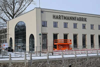 Kulturhauptstadt-Countdown: Erste Programmpunkte für 2025 veröffentlicht - Der Schriftzug wurde an die Hartmannfabrik angebracht. Hier wird das Kulturhauptstadt Büro einziehen. Foto: Andreas Seidel