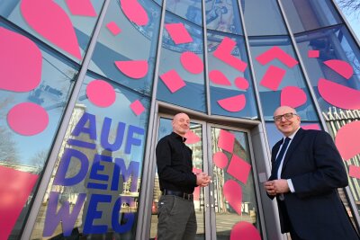 Kulturhauptstadt-Countdown: Erste Programmpunkte für 2025 veröffentlicht - Stefan Schmidtke (l), Geschäftsführer der "Kulturhauptstadt Europas 2025 GmbH" und Sven Schulze (SPD), Oberbürgermeister von Chemnitz, unterhalten sich.