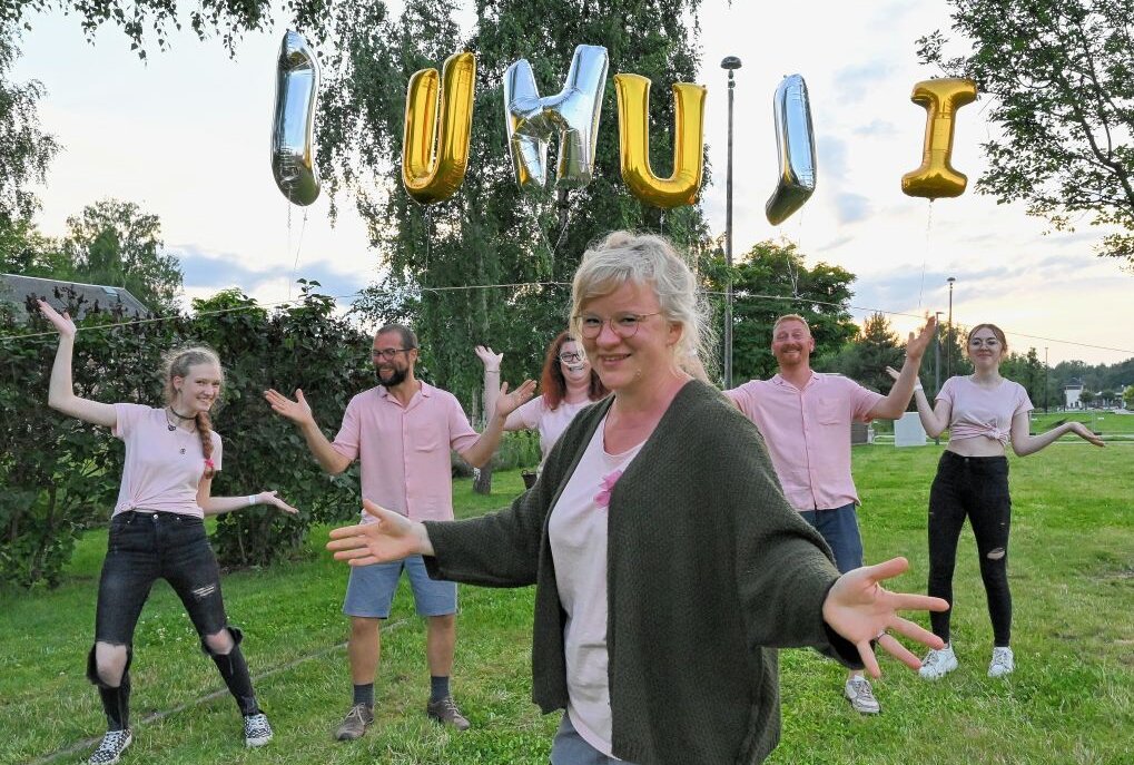 Kulturpicknick "Juhuli" feierte Premiere in Oelsnitz - Susann Popp (vorn) hat mit ihrem Team das Kreative beim Kulturpicknick "Juhuli" übernommen. Foto: Ralf Wendland