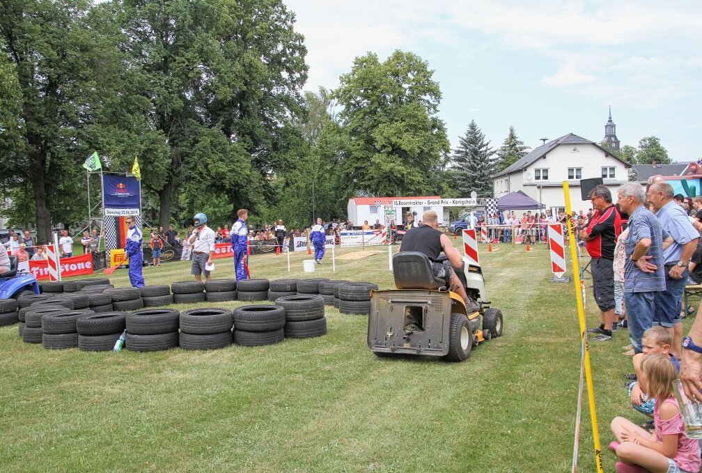 Kulturverein Königshain feiert auf Sportplatz - Für den Rasen-Traktor Grand Prix wird ein Parcour aufgebaut. Foto: Andrea Funke/Archiv