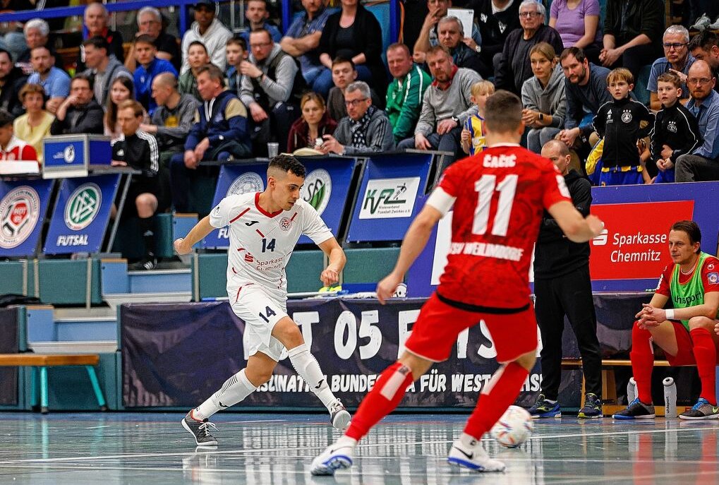 Kultverein FC St. Pauli ist zu Gast beim HOT 05 Futsal - Gabriel Oliveira (weiß) und HOT 05 Futsal stehen vor dem Einzug ins Halbfinale. Foto: Markus Pfeifer