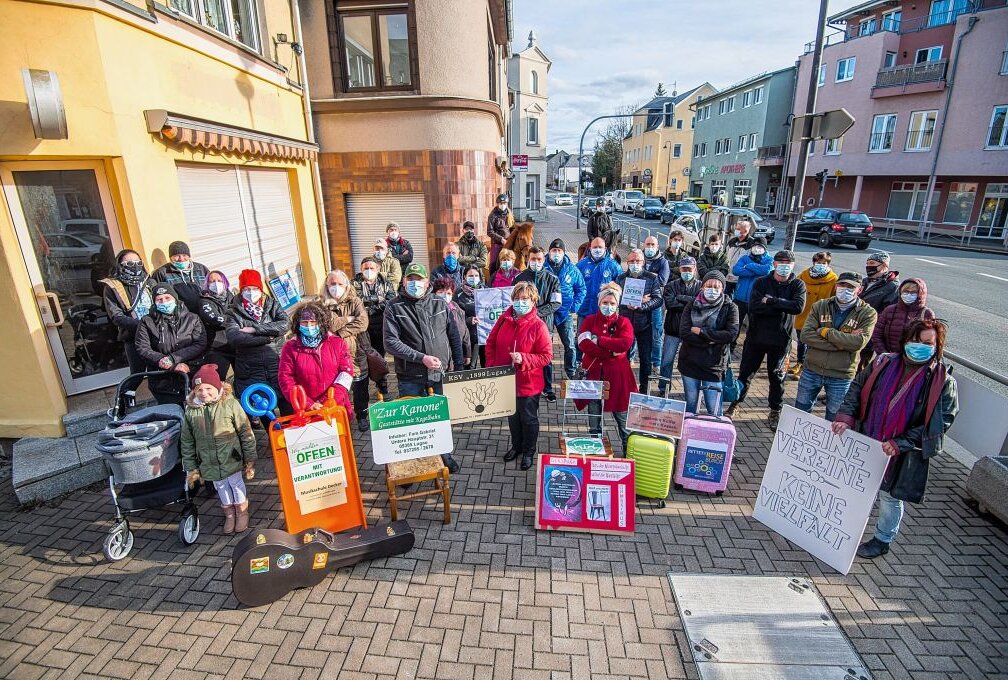 Kundgebung gegen die Geschäfts- und Vereinsschließungen infolge des zweiten Lockdowns in Lugau. Foto: Georg Ulrich Dostmann
