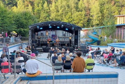 Kunstfestival in Thalheim lädt zum "Begehen" ein - Musik und Gedichte im Außenbecken des Erzgebirgsbads Foto: Anika Weber
