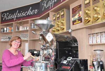 Kunsthandwerk-Geschäft ist neu gestaltet - Im Cafe wird selbst Kaffee geröstet - im Bild Mitarbeiterin Jacqueline Siegel. Foto: Ralf Wendland