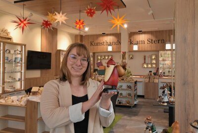 Kunsthandwerk-Geschäft ist neu gestaltet - Celine Lubojanski, Inhaberin Kunsthandwerk, Café und Rösterei in Neukirchen im neu gestalteten Ladengeschäft. Foto: Ralf Wendland