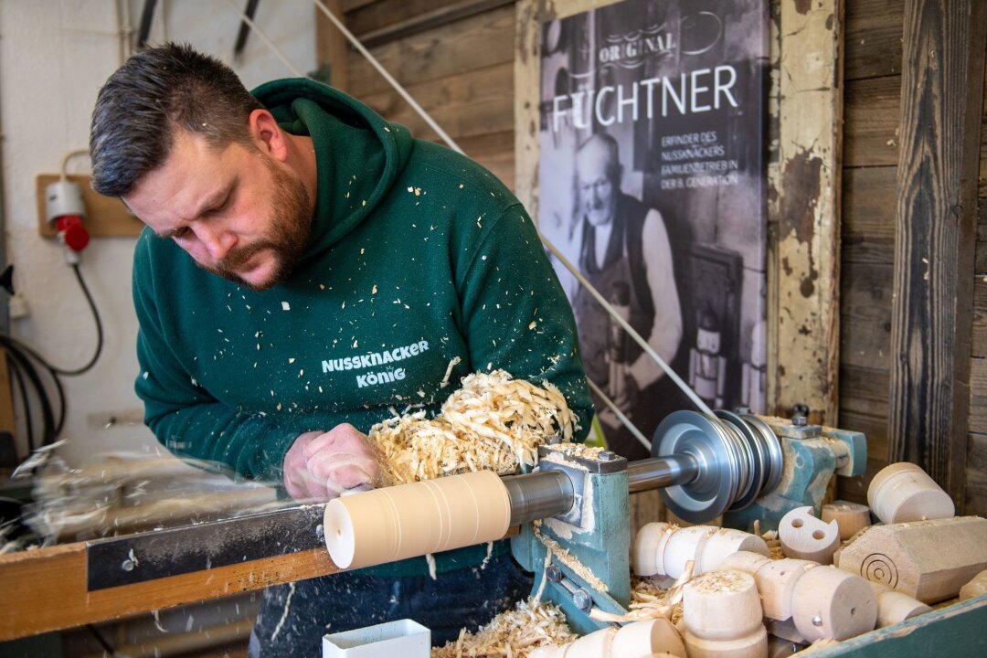 Kunsthandwerk im Erzgebirge auf dem Weg zum Kulturerbe - Holzspielzeugmacher Markus Füchtner drechselt in seiner Werkstatt Grundkörper für einen Nussknacker.