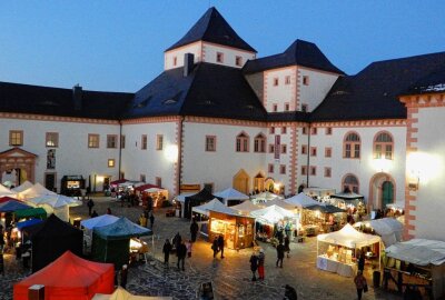 Kunsthandwerkermarkt auf Schloss Augustusburg - Am Wochenende findet der beliebte Kunsthandwerkermarkt auf Schloss Augustusburg statt. Foto: Maik Bohn