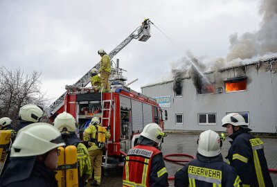 Kunststoffbetrieb in Vollbrand - Löschmaßnahmen nur von Außen möglich - Großeinsatz für die Feuerwehren im Landkreis Görlitz. Foto: xcitepress/Thomas Baier