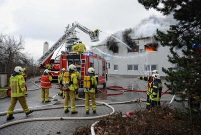 Kunststoffbetrieb in Vollbrand - Löschmaßnahmen nur von Außen möglich - Großeinsatz für die Feuerwehren im Landkreis Görlitz. Foto: xcitepress/Thomas Baier