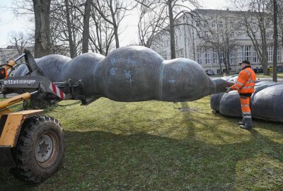 Kunstvereine kritisieren Darm-Umzug - Chemnitz Schuillerplatz das Kunstwerk der Darm zieht um und wurde heute zerlegt und für den Transport vorbereitet. Foto: Andreas Seidel