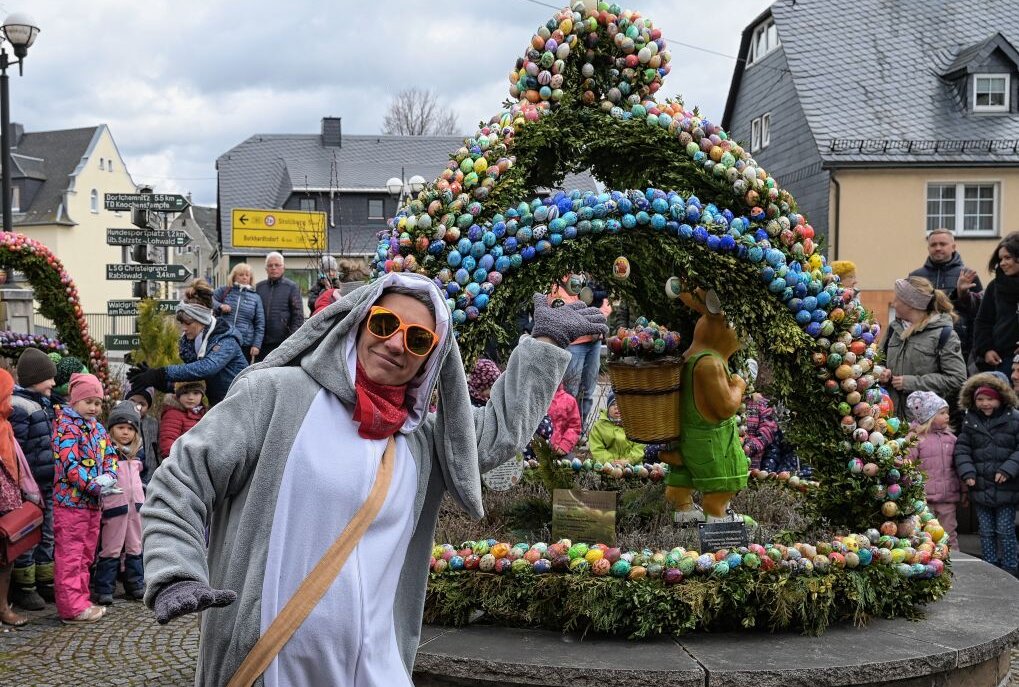 Kunterbunt geschmückt: Bürger stimmen sich auf Ostern ein - Zum Osterbrunnenfest in Thalheim wird in diesem Jahr auch wieder der Osterhase höchstpersönlich erwartet. Foto: Ralf Wendland