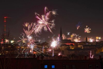 Kunterbunter Himmel zum Jahreswechsel über Chemnitz - Ein bunter Himmel über Chemnitz zum Jahreswechsel. Foto: Markus Pfeifer