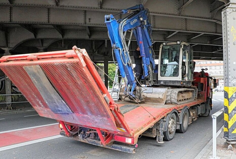 Kurios: LKW mit geladenem Bagger bleibt unter Brücke hängen - Unter der Brücke am Südbahnhof ist heute ein LKW mit einem geladenen Bagger hängen geblieben. Foto: Jan Härtel